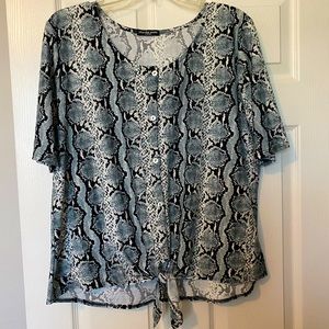 Super cute snake print top in size XL
